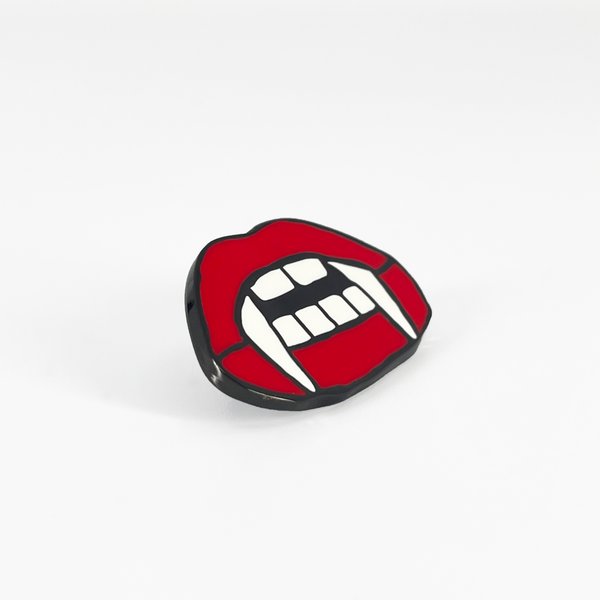 "KISS ME" PIN